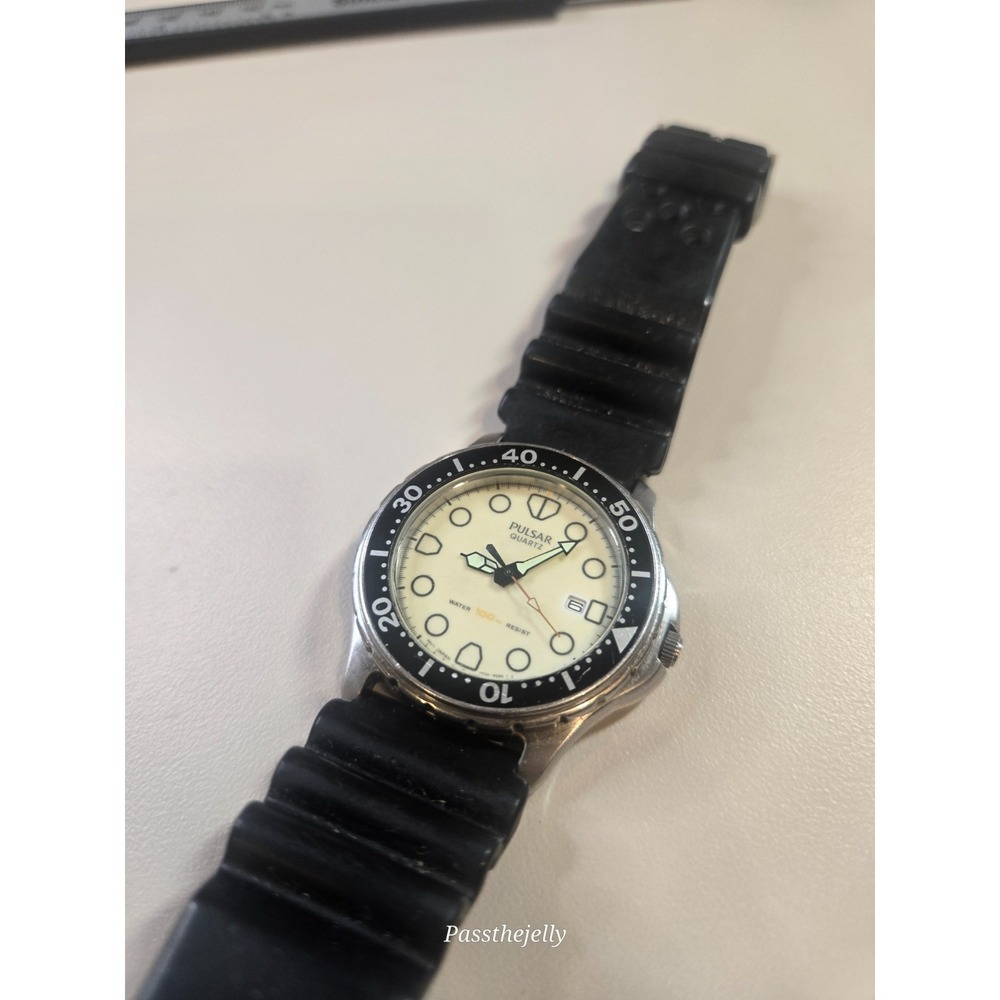 Pulsar Diver Watch Mens 200M White Dial Date Black Bezel Quartz Rubber Strap Vin